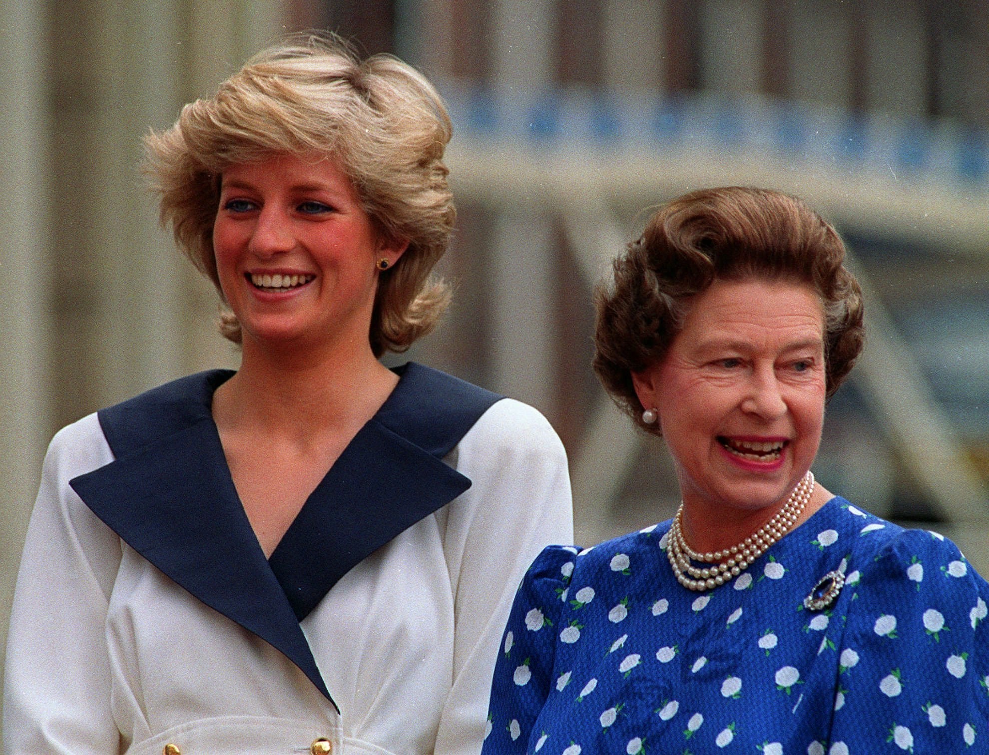 La princesa de Gales, Lady Di, y la reina Isabel II sonríen a la multitud en Londres, el 4 de agosto de 1987.