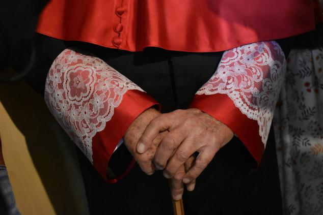 Javier Delgado sonríe durante su nombramiento como Doctor Honoris Causa de la Universidad Isabel I 