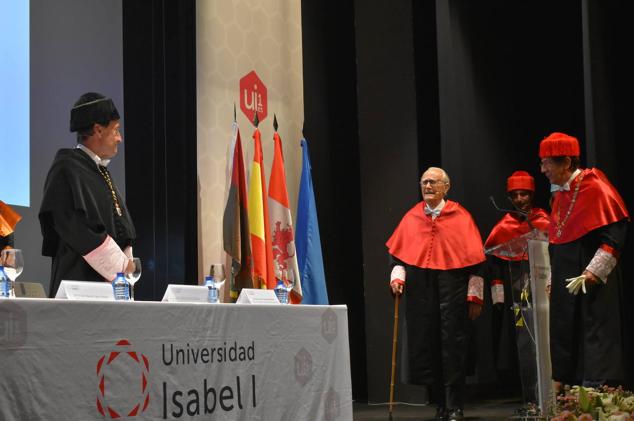 Javier Delgado sonríe durante su nombramiento como Doctor Honoris Causa de la Universidad Isabel I 