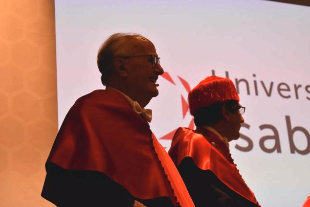 Javier Delgado sonríe durante su nombramiento como Doctor Honoris Causa de la Universidad Isabel I 