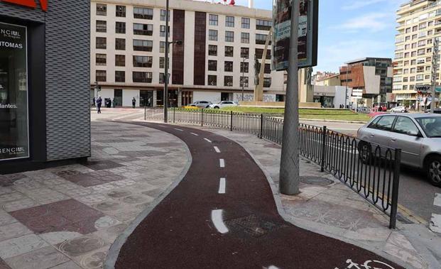 El carril bici de Reyes Católicos eliminará aparcamientos y el tercer carril del último tramo