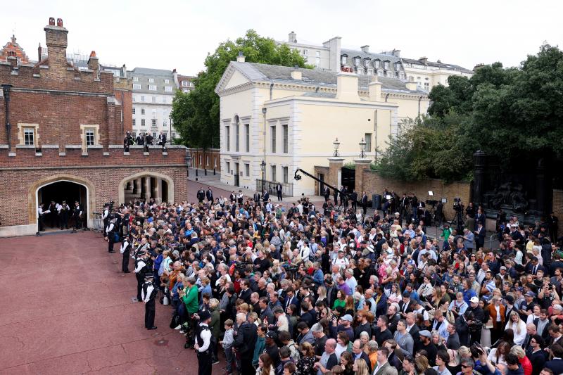 Expectación a las puertas del palacio donde se ha proclamado rey a Carlos III.