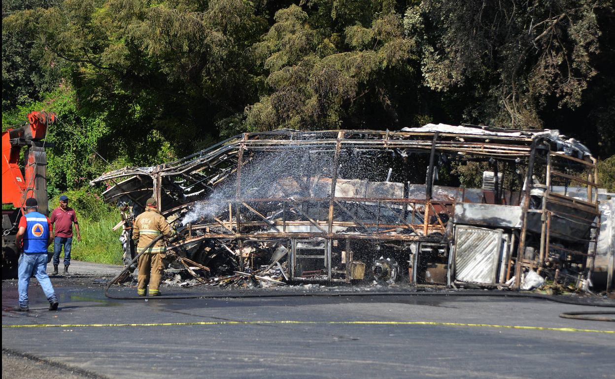 Al menos 18 muertos al chocar un camión cisterna y un autobús al noreste de México