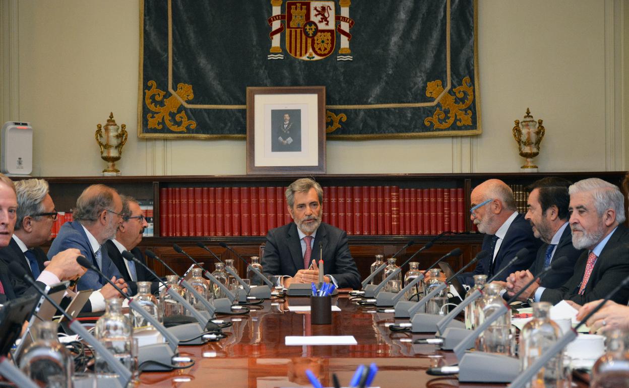 Lesmes junto a los vocales del CGPJ el jueves en el pleno. 