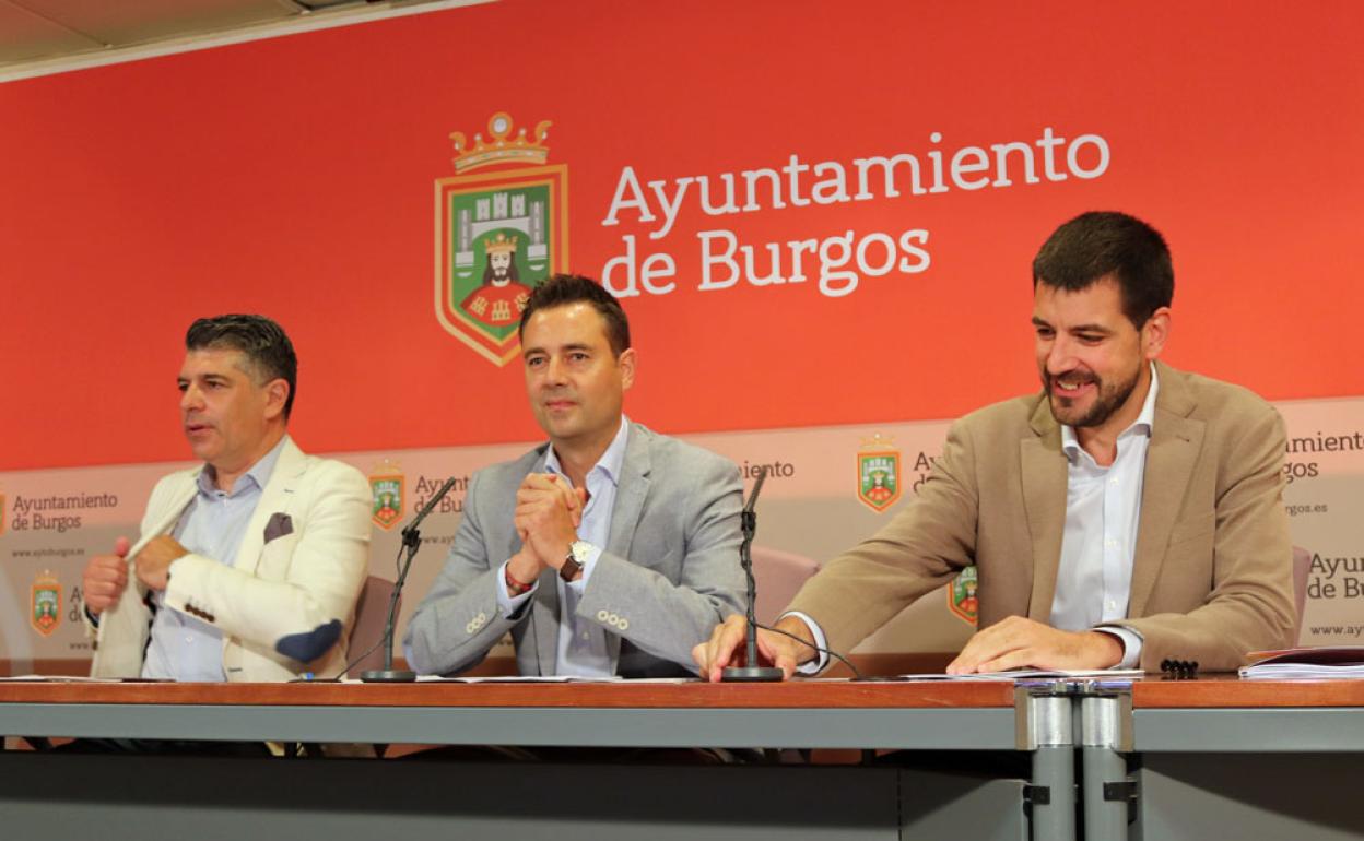 El alcalde, Daniel de la Rosa, junto con el vicealcalde, Vicente Marañón, y el concejal de Haciendad, David Jurado.