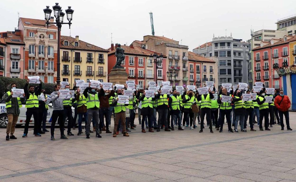 Protesta de Policía Local frente al Ayuntamiento de Burgos en el mes de marzo.