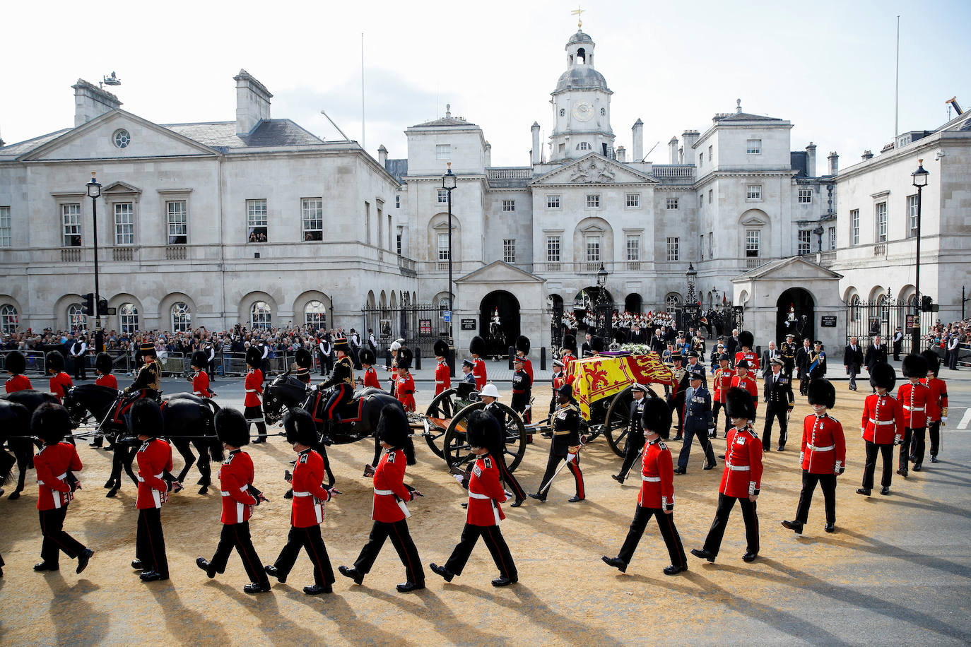 El momento en que el ataúd es transportado desde el Palacio de Buckingham hacia Westminster.