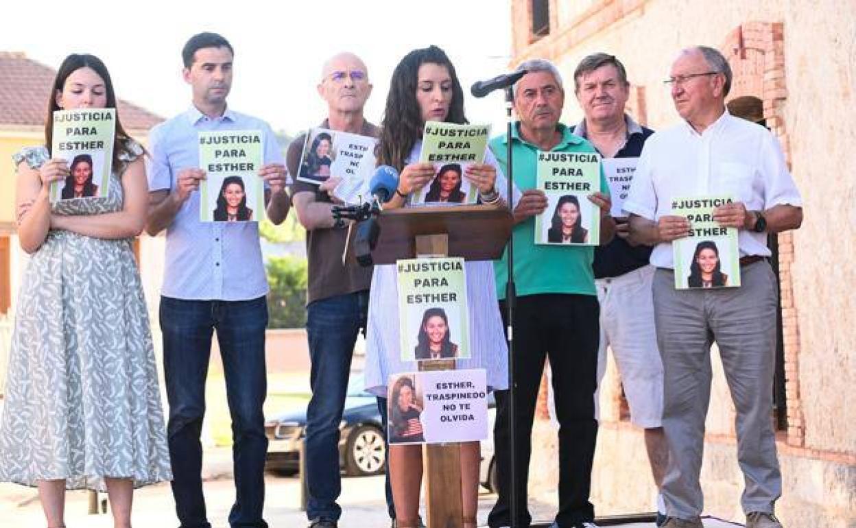 Familiares y amigos de Esther López, en una de las concentraciones en Traspinedo. 