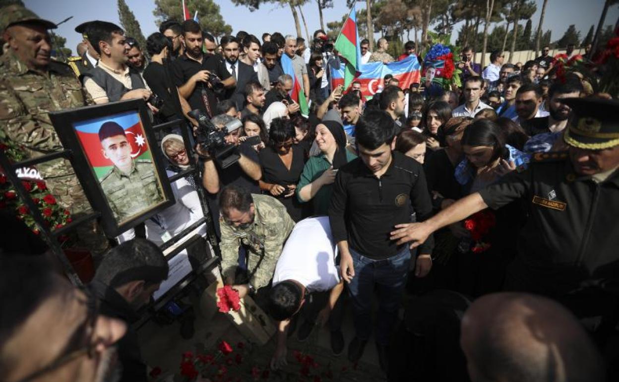 Funerales por un soldado azerí muerto durante los enfrentamientos fronterizos. 