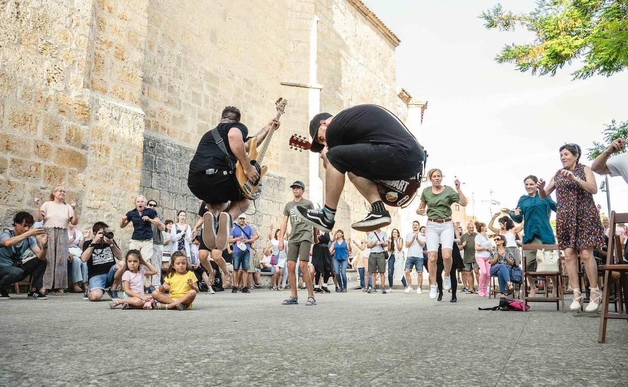 Noites de Rock e Meigas actúa mañana a las 21:00 horas. 