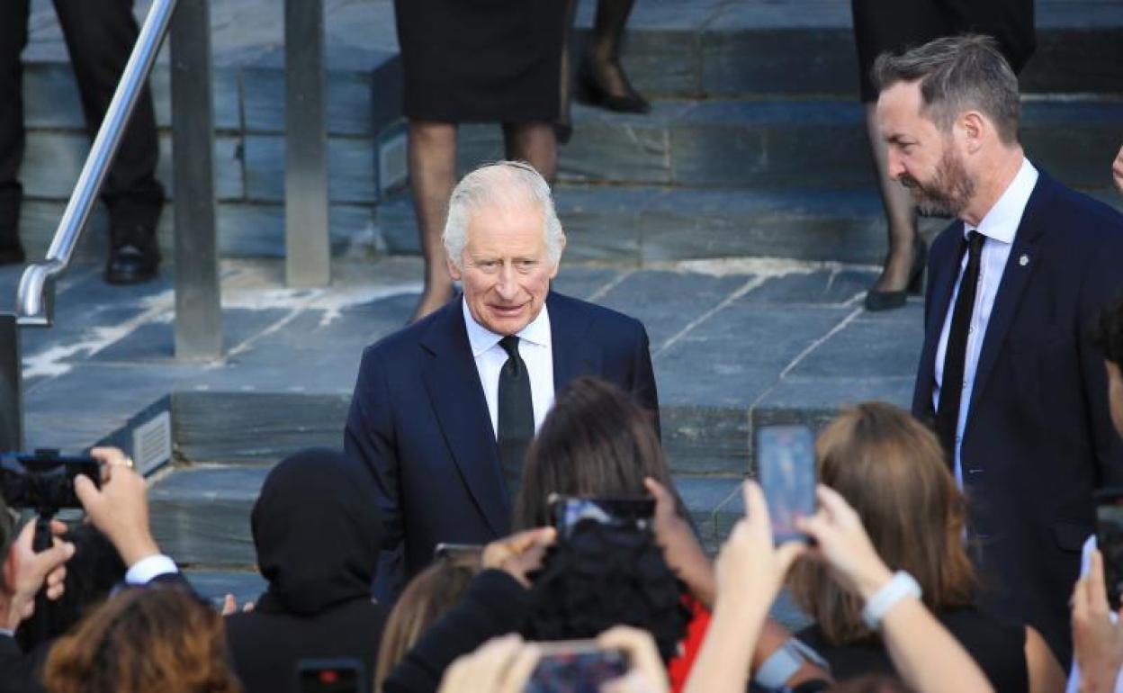 Carlos III recibe a una aglomeración de personas ante el castillo de Cardiff. 