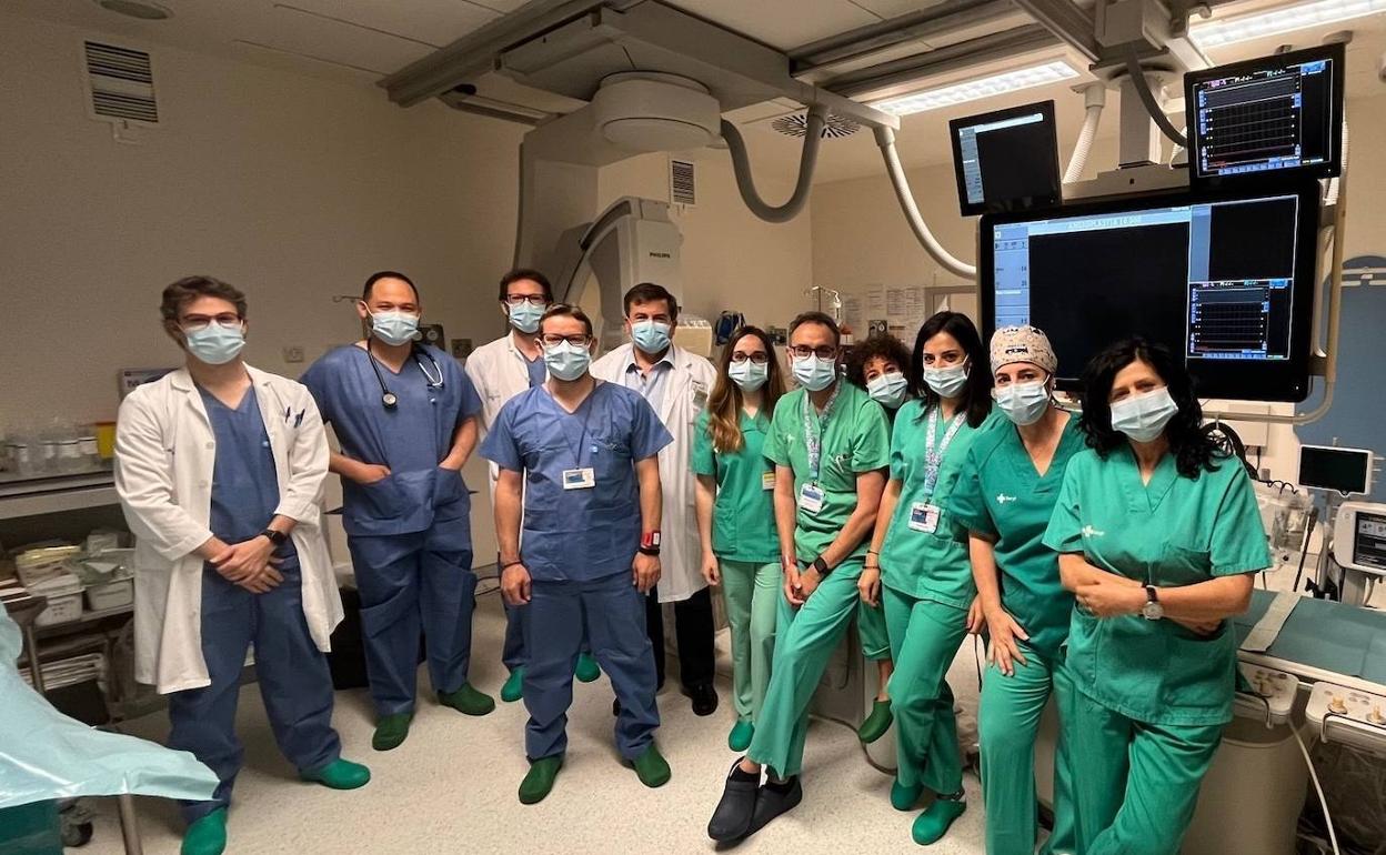 El equipo que realiza las angioplastias en el HUBU. 