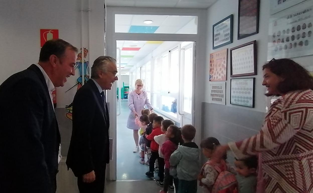 El director provincial de Eduación y el delegado territorial de Burgos durante la visita al CEIP Venerables 