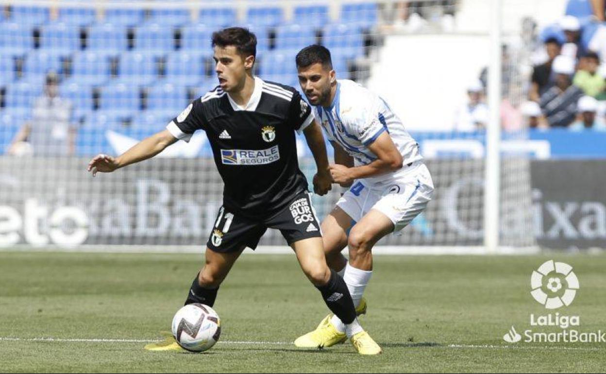 Gaspar busca opciones para jugar el balón ante la vigilancia de un defensa del Leganés