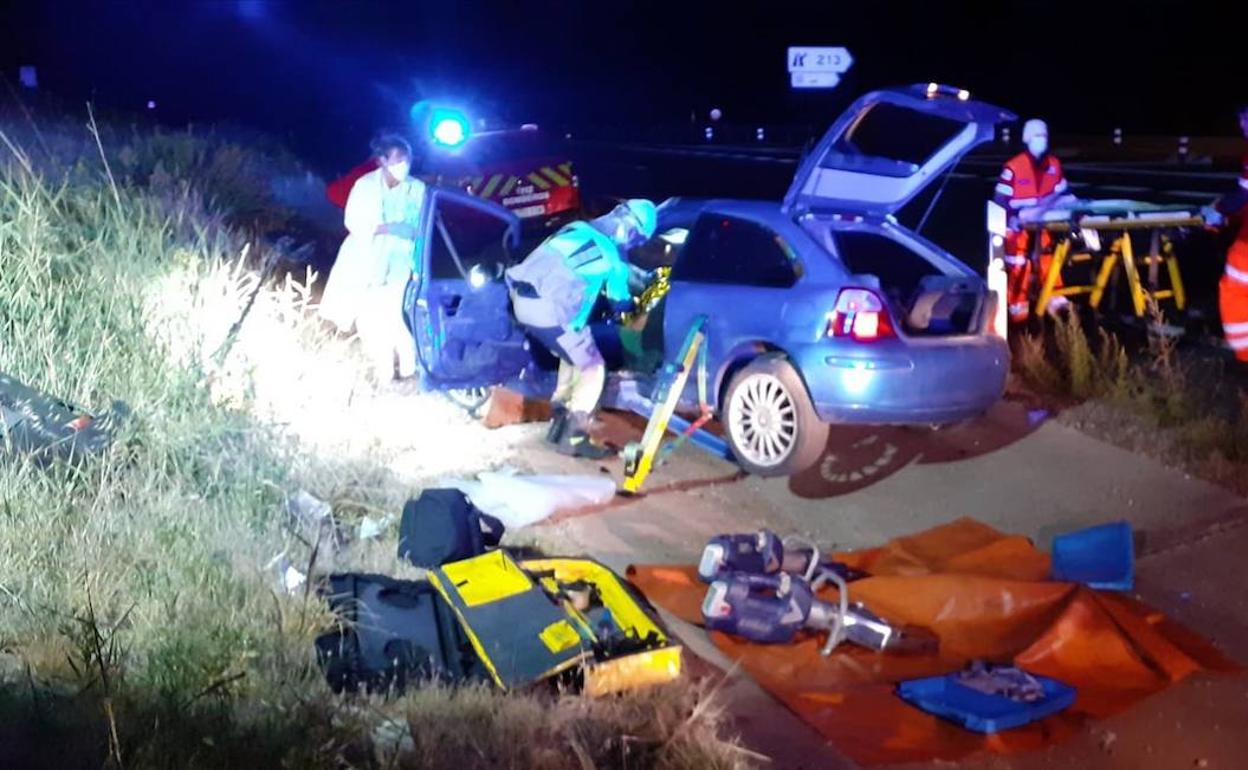 Los Bomberos excarcelan a la persona herida en el interior del turismo.