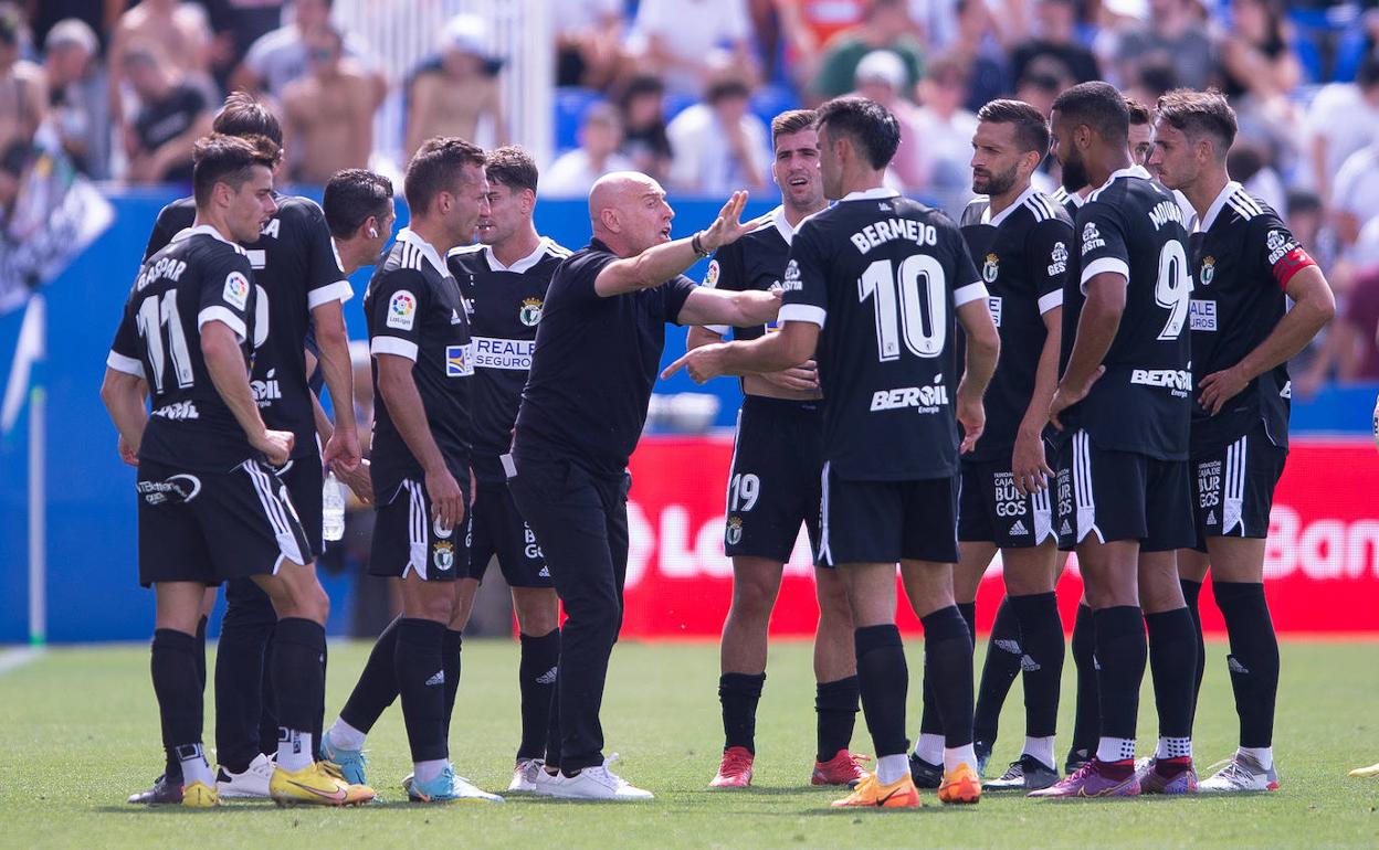 Calero alecciona a sus futbolistas durante una pausa de hidratación en Butarque