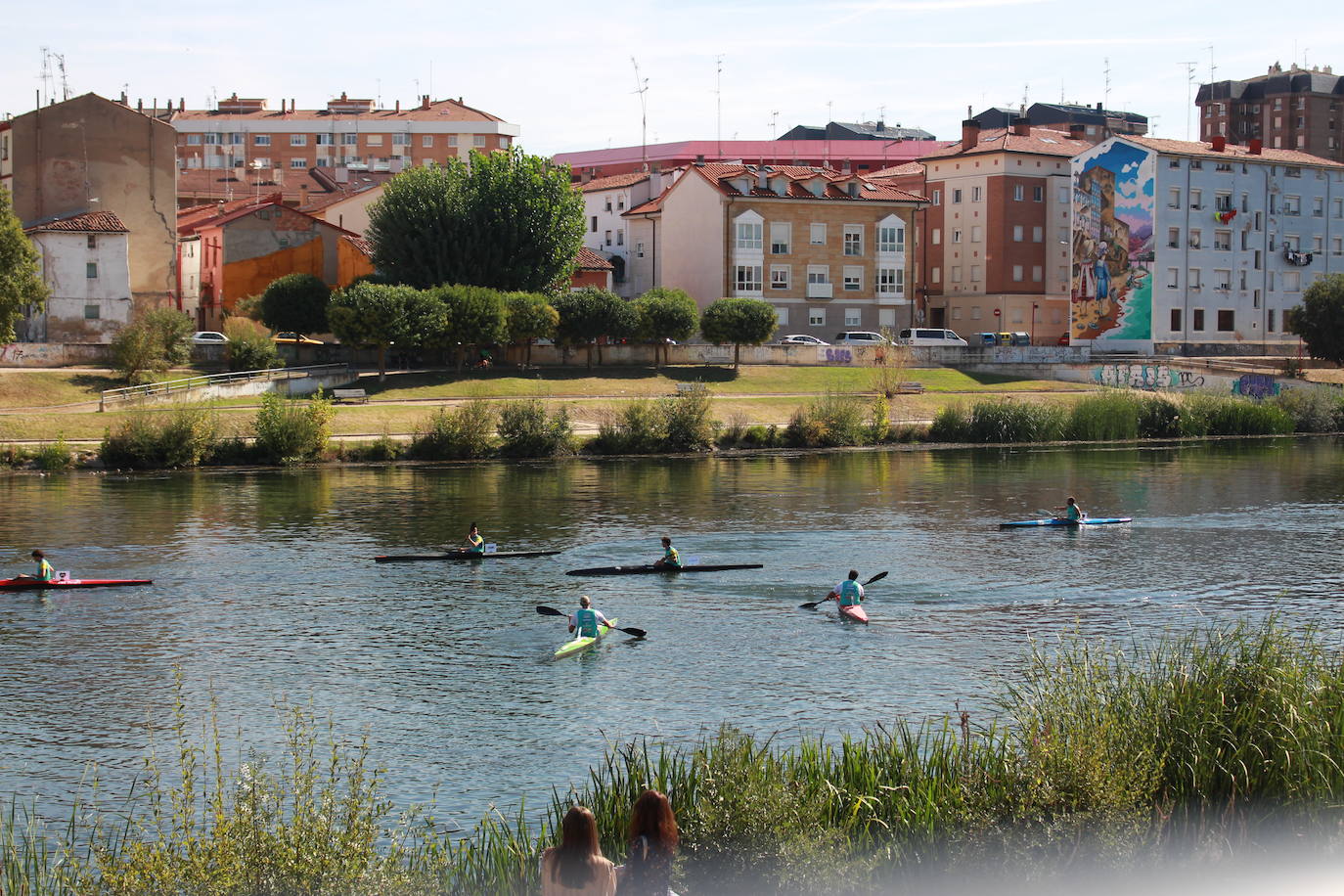 Fotos: Miranda rema a favor del Ebro en la Primera Carrera Empresarial de Piraguas