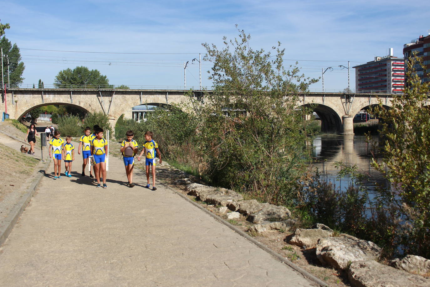 Fotos: Miranda rema a favor del Ebro en la Primera Carrera Empresarial de Piraguas