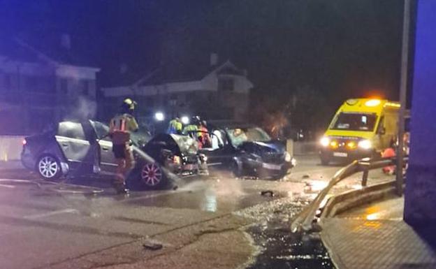 Bomberos de Aranda y sanitarios colaboraron en la atención de heridos y restauración de la normalidad de la calzada tras el accidente