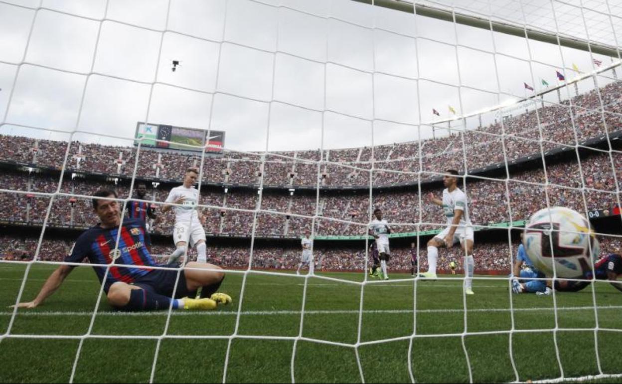 Robert Lewandowski marca ante el Elche en un Camp Nou abarrotado. 