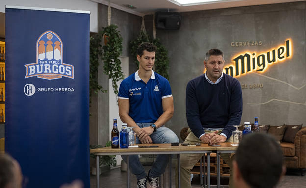 Rodrigo San Miguel (izda.) junto al director deportivo, Albano Martínez, en su presentación. 