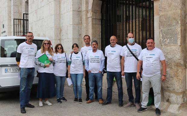 Protesta de ACAIP, UGT y CSIF a las puertas del acto de celebración de La Merced.