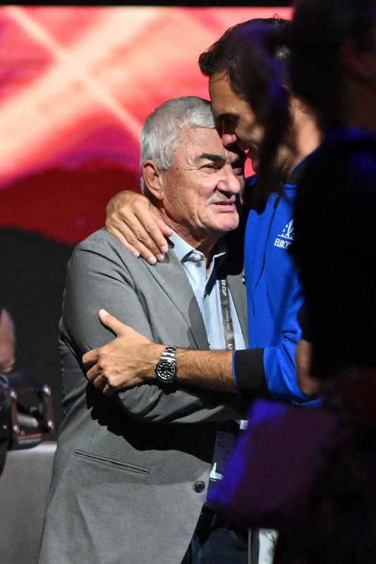 Roger Federer abraza a su padre Robert. 