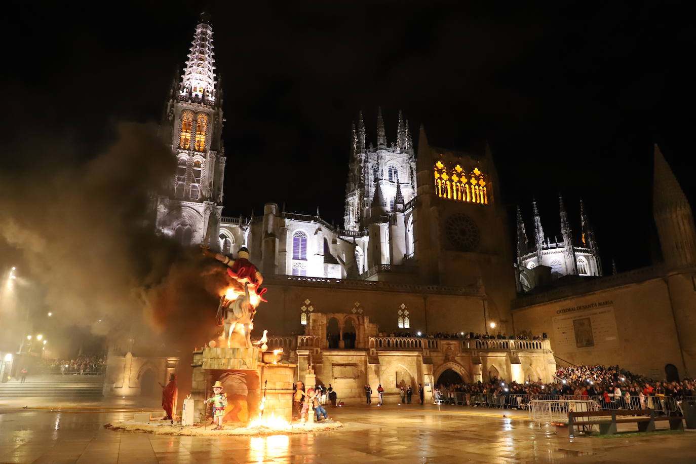 La falla comenzando a ser devorada por las llamas. 