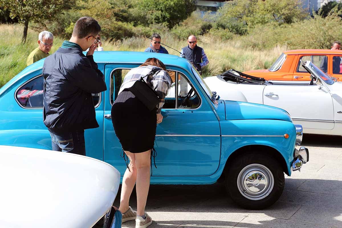 Fotos: Recorrido de coches históricos por Burgos a favor de la lucha contra el cáncer