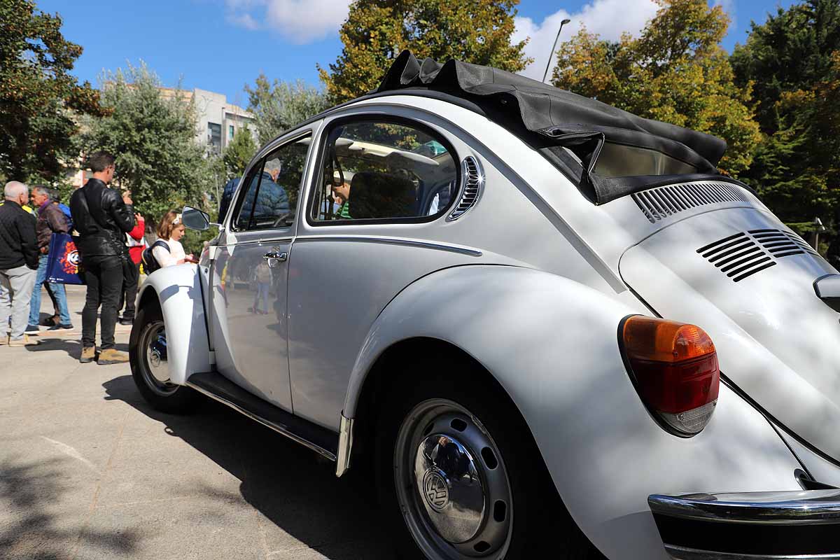 Fotos: Recorrido de coches históricos por Burgos a favor de la lucha contra el cáncer