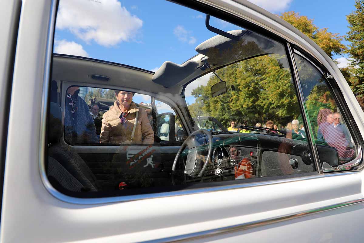 Fotos: Recorrido de coches históricos por Burgos a favor de la lucha contra el cáncer