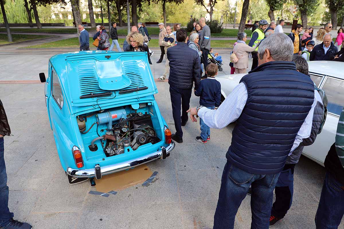 Fotos: Recorrido de coches históricos por Burgos a favor de la lucha contra el cáncer