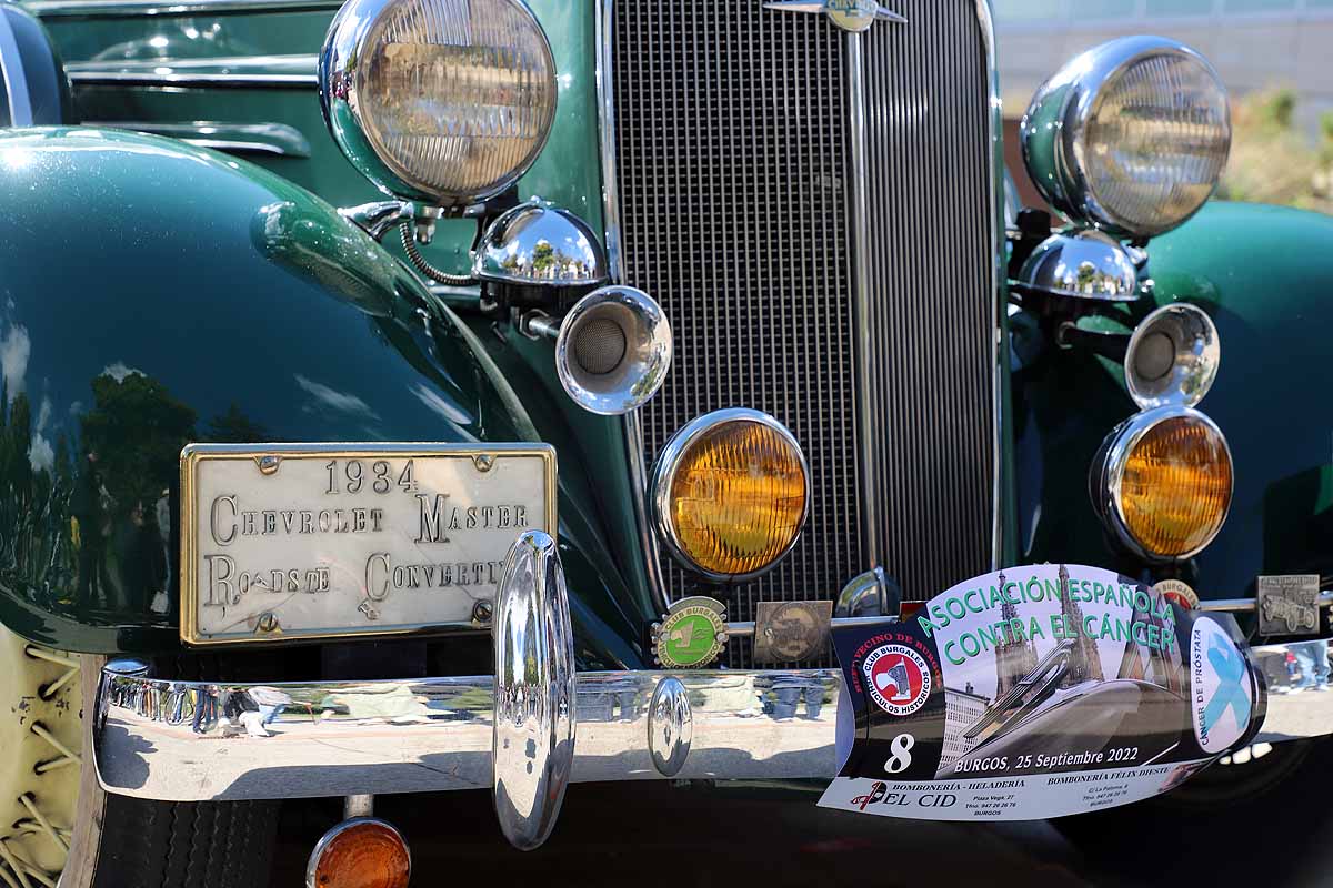 Fotos: Recorrido de coches históricos por Burgos a favor de la lucha contra el cáncer