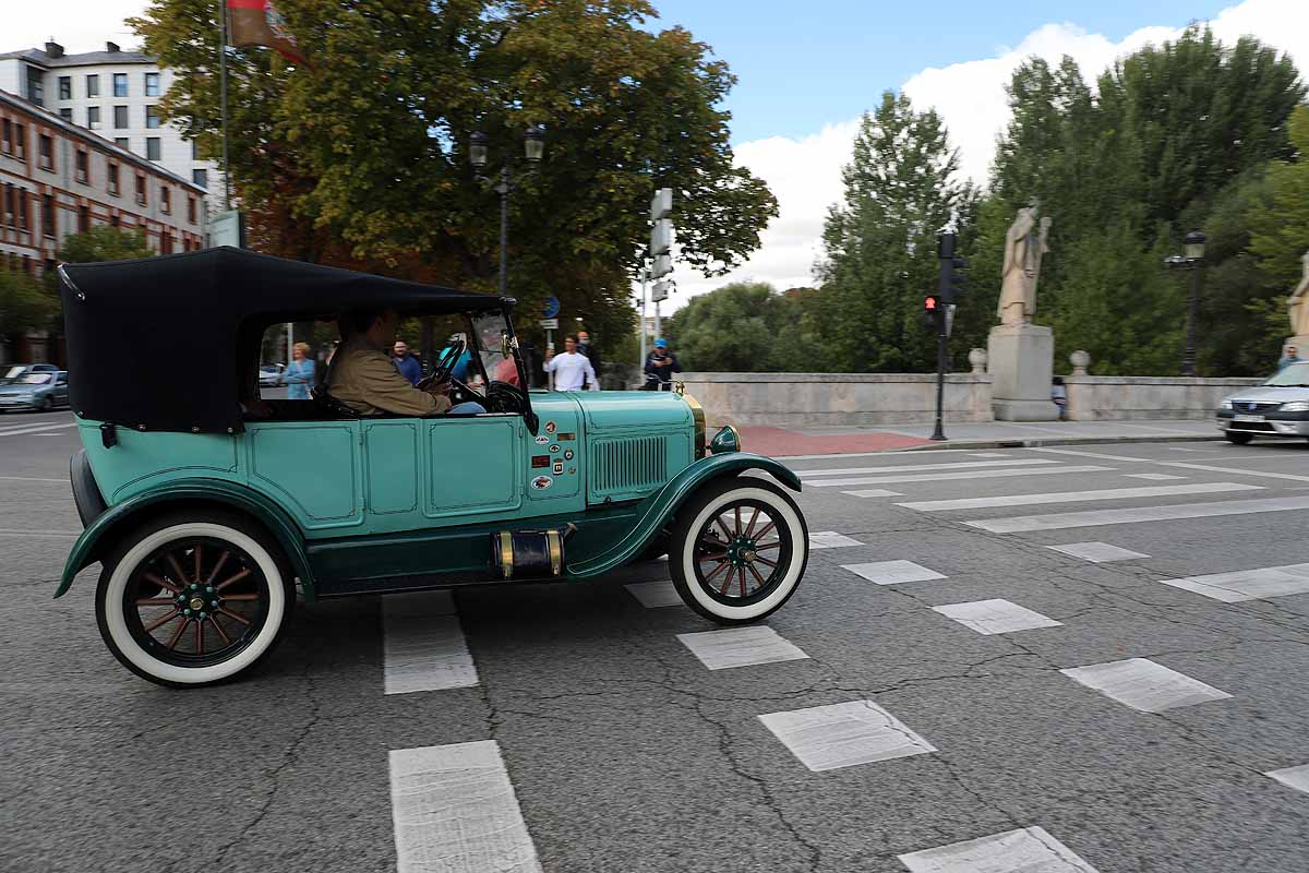 Fotos: Recorrido de coches históricos por Burgos a favor de la lucha contra el cáncer