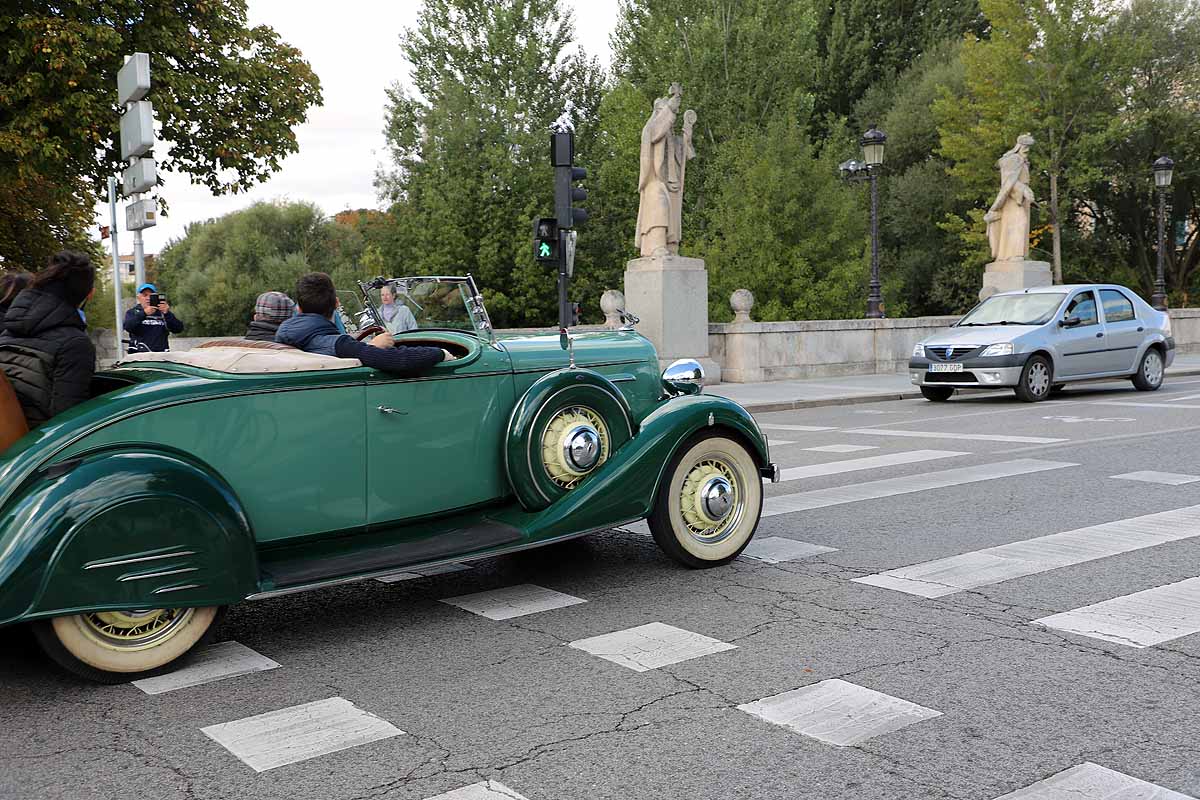 Fotos: Recorrido de coches históricos por Burgos a favor de la lucha contra el cáncer