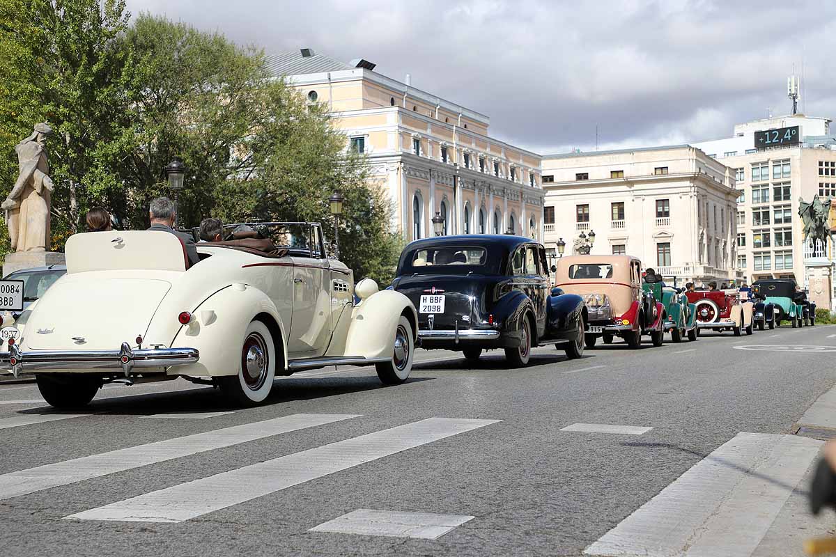 Fotos: Recorrido de coches históricos por Burgos a favor de la lucha contra el cáncer