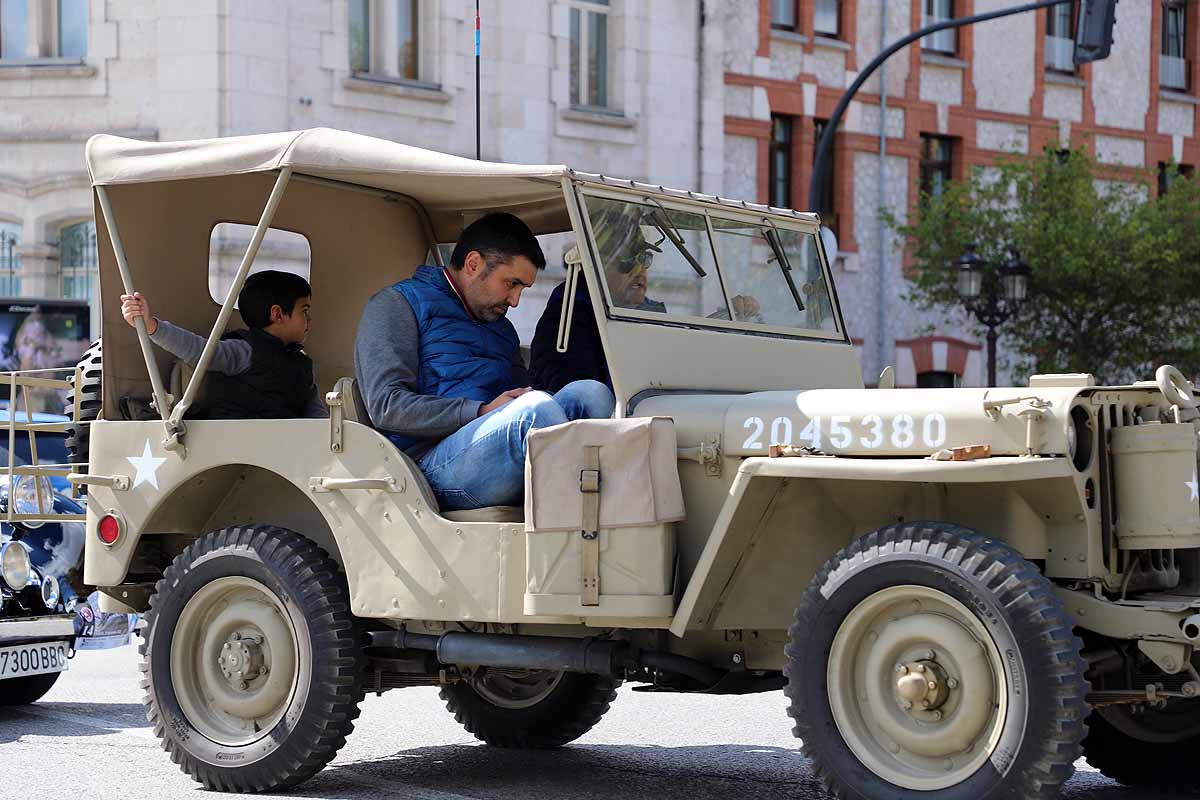 Fotos: Recorrido de coches históricos por Burgos a favor de la lucha contra el cáncer