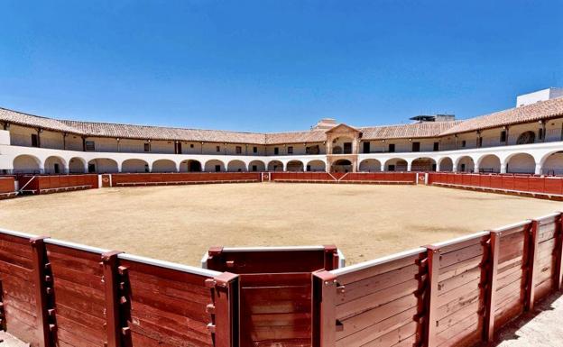 Imagen principal - Vuelve a abrir la única plaza de toros hexagonal del mundo