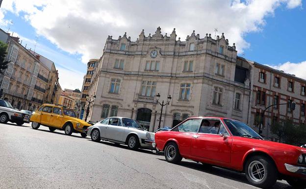 Los coches históricos recorren el centro de Burgos en favor de la AECC de Burgos. 