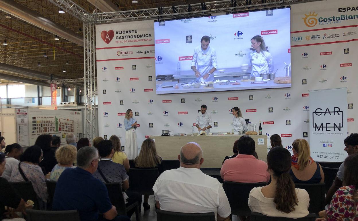 Óscar Alonso y Celia Arribas, de Carmen Restaurante, durante su ponencia en Alicante Gastronómica. 