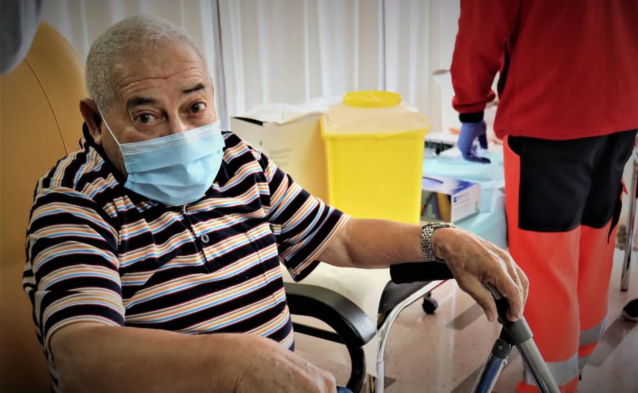 Roberto Núñez ha vuelto a ser el primer residente de Burgos en recibir la cuarta dosis de la covid y la vacuna de la gripe. 