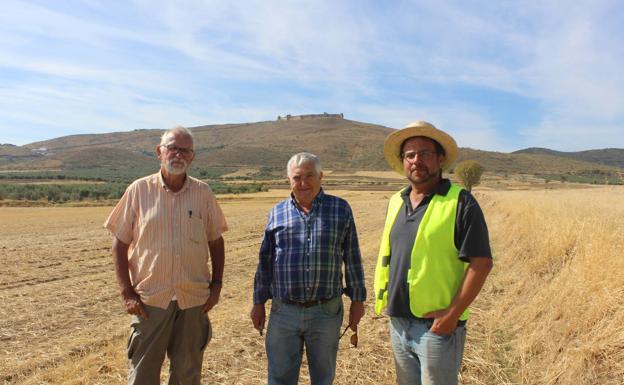 Félix Teichner, arqueólogo de la Universidad de Marburg, Agustín Castelló, alcalde de Casas de Reina, junto a Günter Schörner, catedrático de arqueología de la Universidad de Viena.