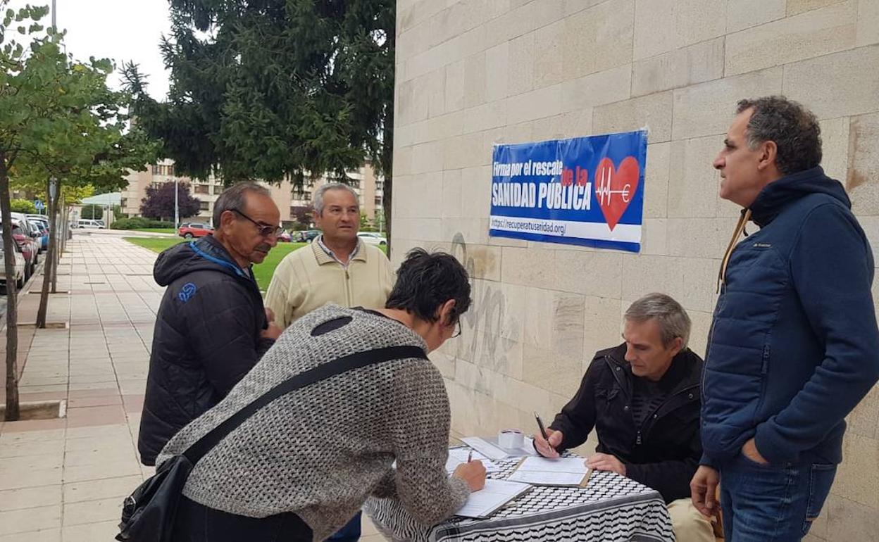 El Observatorio de Salud de Miranda recoge firmas a las puertas del Centro de Salud Miranda Este.