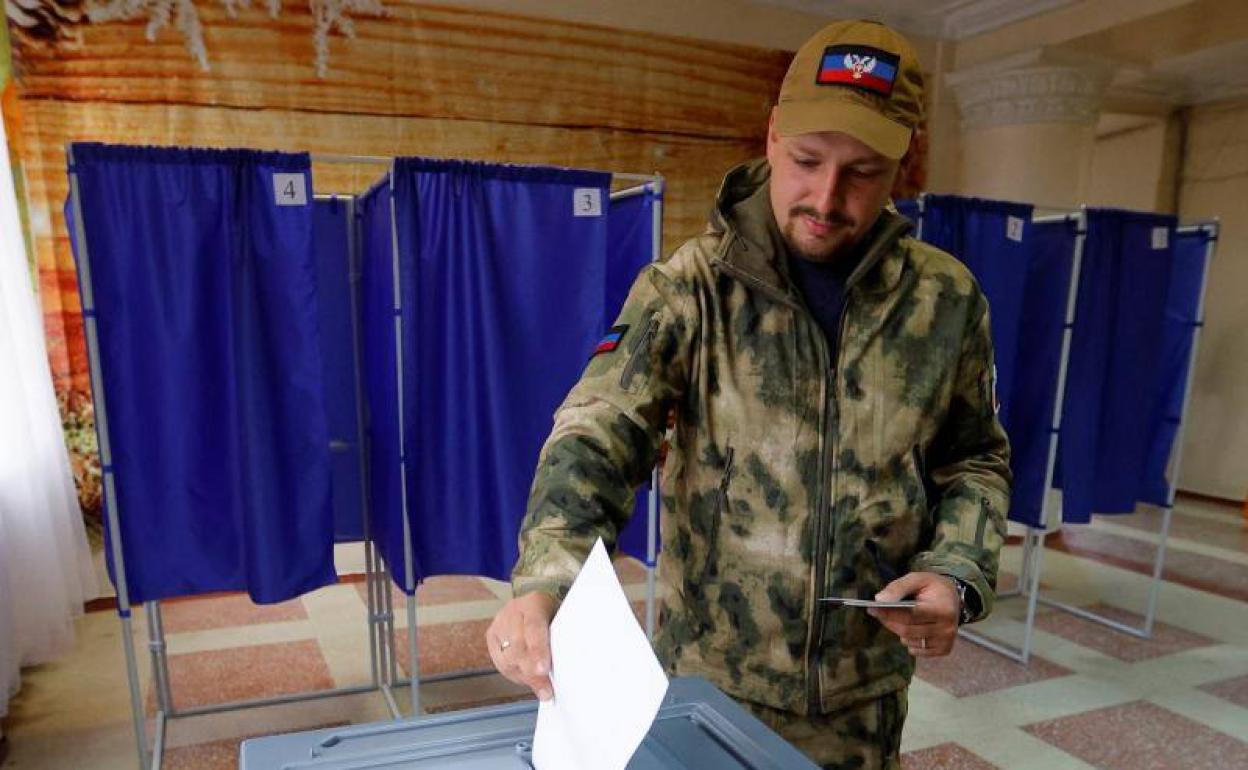 Un militar de la autoproclamada República Popular de Donetsk deposita este martes su voto durante el referéndum para la anexión del territorio a Rusia.