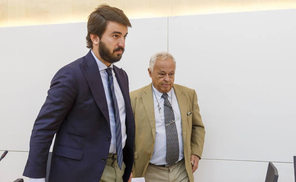 Juan García Gallardo, vicepresidente de la Junta de Castilla y León, (izda.) junto al consejero de Cultura Gonzalo Santonja. 