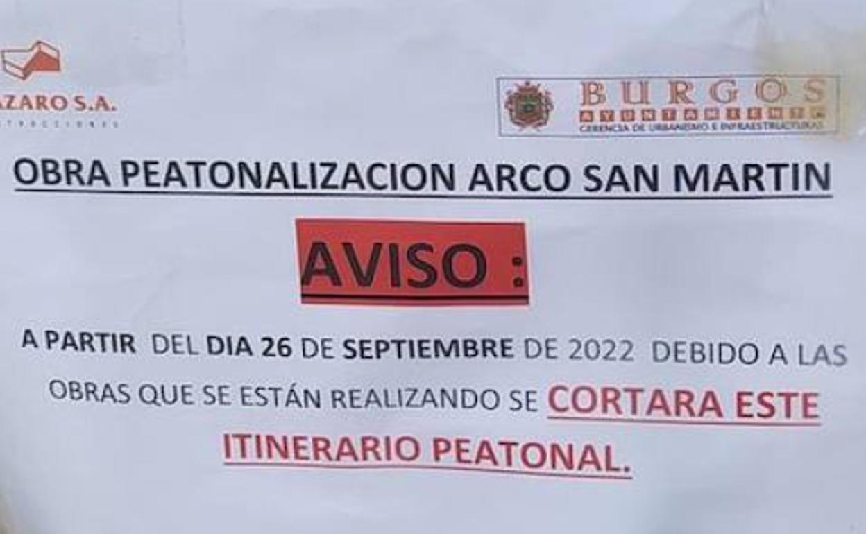 Cartel informativo que comunica el corte peatonal por obras en el Arco de San Martín