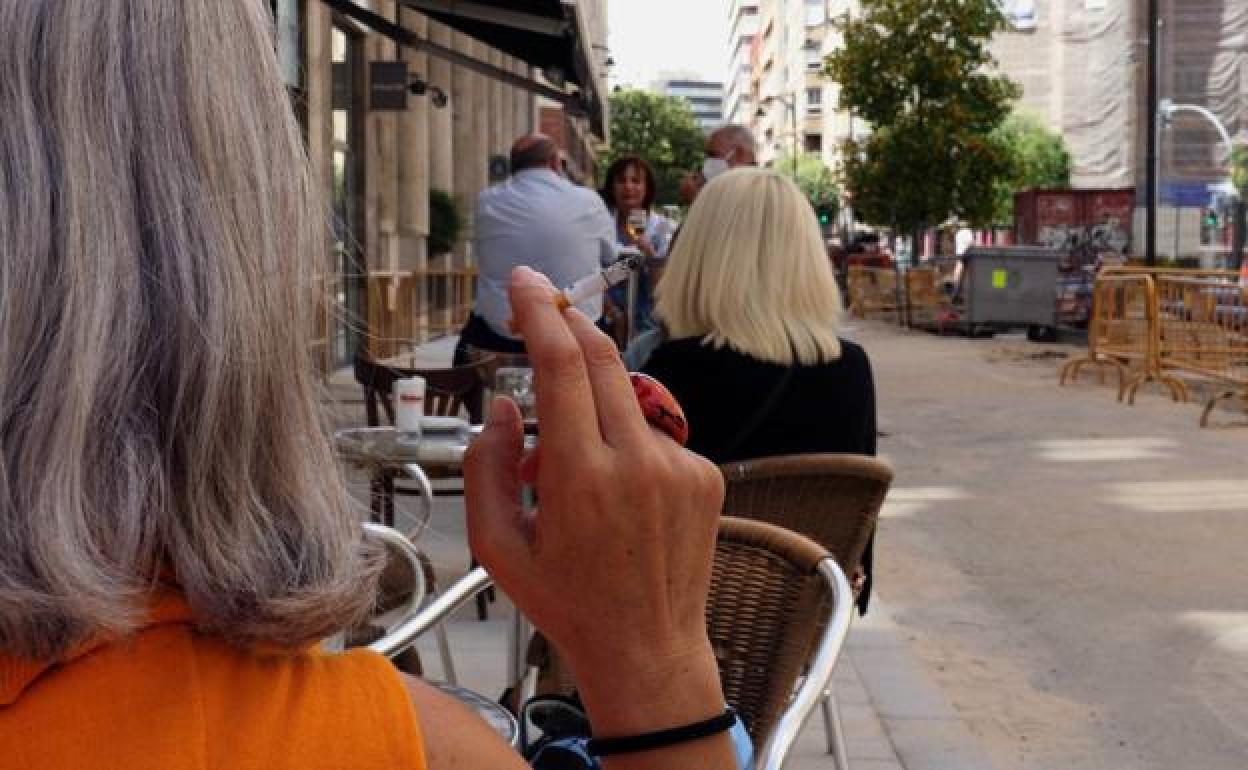 Se podrá volver a fumar en las terrazas de hostelería en Burgos.