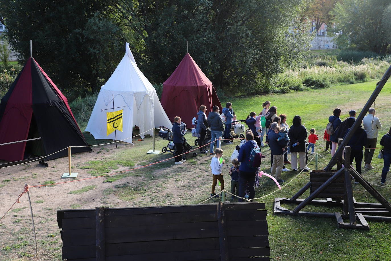 El mercado medieval del Burgos Cidiano ha arrancado este viernes con alrededor de 120 puestos en los que se puede encontrar todo tipo de productos