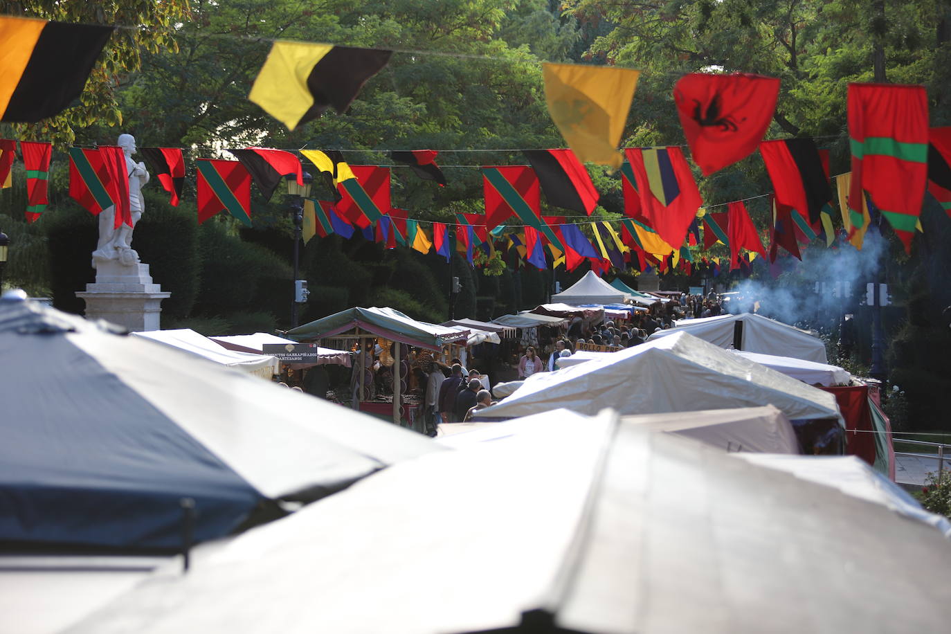 El mercado medieval del Burgos Cidiano ha arrancado este viernes con alrededor de 120 puestos en los que se puede encontrar todo tipo de productos