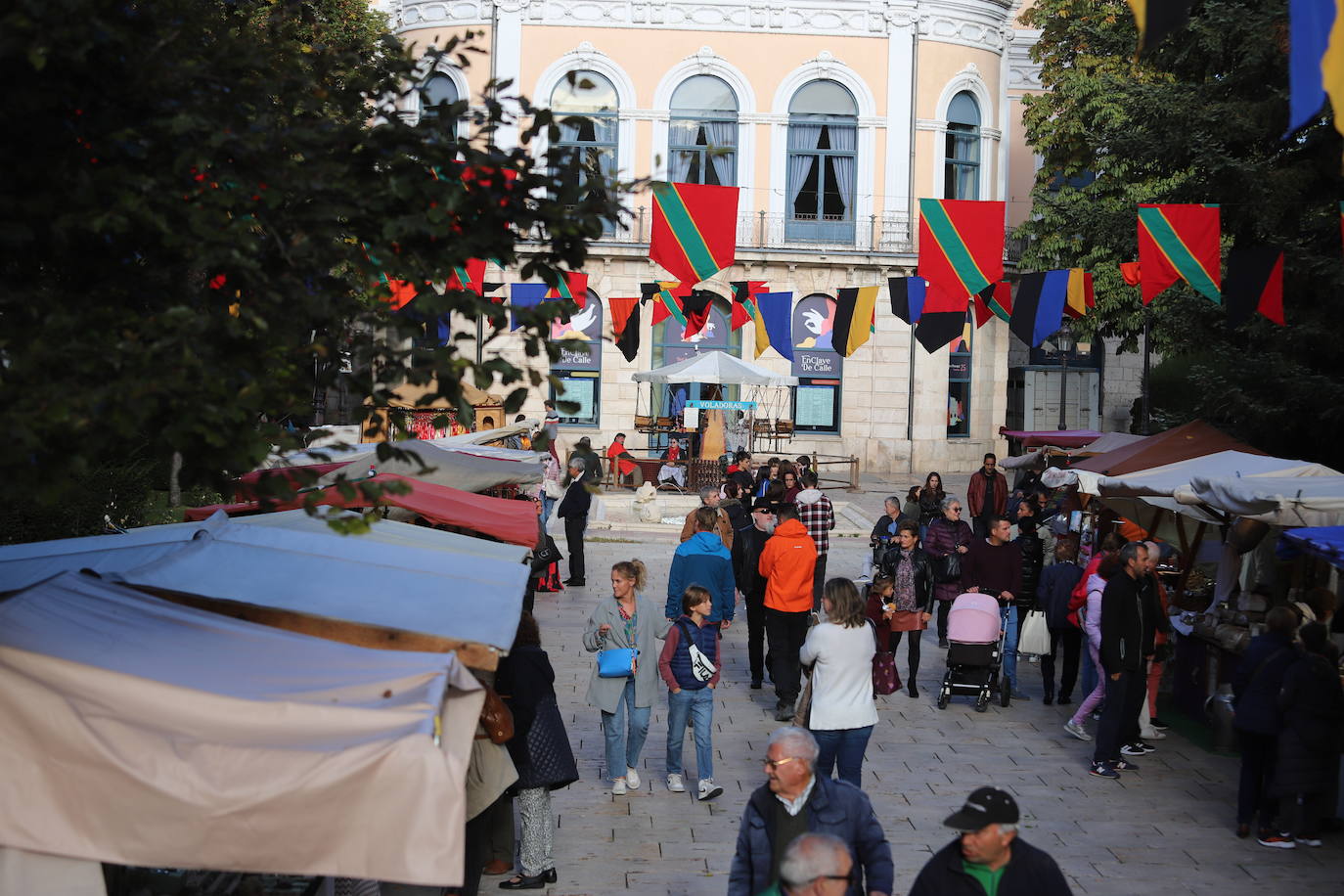 El mercado medieval del Burgos Cidiano ha arrancado este viernes con alrededor de 120 puestos en los que se puede encontrar todo tipo de productos